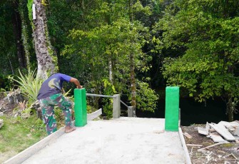 Pembuatan tangga menuju air terjun Kampung Sesor