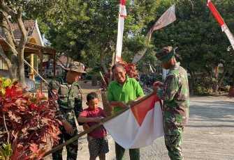 Pasang bendera merah putih sambut HUT Ke-81 Kemerdekaan RI