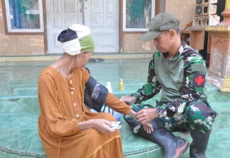 Pemeriksaan kesehatan warga Dusun Lembenah