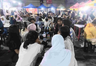 Pengunjung menikmati produk UMKM di halaman Marken RW 14, Desa Margahayu Selatan, Kabupaten Bandung, Sabtu (1/8)