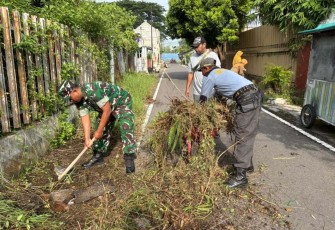 Pembersihan lingkungan bersama warga