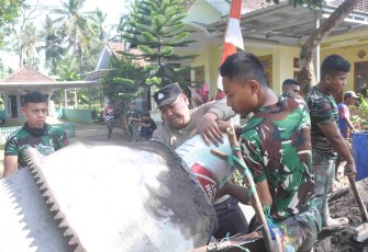 Prada Habibilah dan Aipda Agus Wahyunianto kompak masulkan material pengecoran