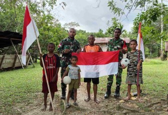 Satgas TMMD Ke-129 bersama warga kibarkan bendera merah putih di Kampung Sesor