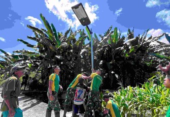 Lampu Panel Surya Yonarmed 12 Kostrad 