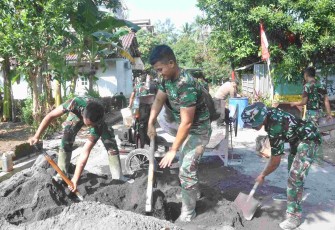 Prada Bintang Dwi Putra masukkan material pengecoran