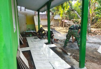 Pemasangan keramik lantai RTLH