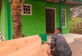 Pengecatan pintu RTLH ibu Sumana