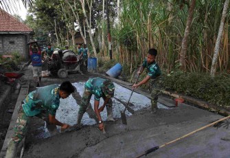 Pengecoran rabat jalan di dusun Lembenah