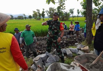 Gotong royong bangun irigasi di wilayah desa binaan