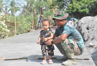Sisi humanis personel satgas di lokasi TMMD
