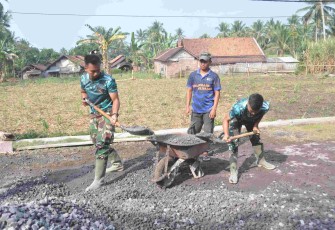 Prada Dika Arya Angkut Material 