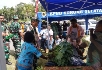 Danrem 181/PVT Brigjen TNI Slamet Riadi, S.I.P., meninjau stand UMKM mama-mama Kampung Sesor, Kamis (13/8)