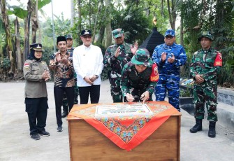 Dansatgas TMMD ke-129 Kodim 0821/Lumajang Letkol Arh Anton Subhandi
