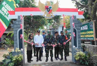 Pemotongan pita peresmian rabat jalan beton