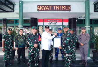 Bupati Lumajang menerima penghargaan