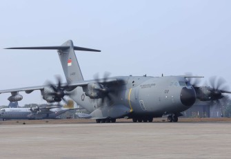 Pesawat angkut TNI AU Airbus A400M membawa logistik bantuan gempa NTT dari lanud Halim Perdanakusuma, Jakarta, Minggu (16/8)