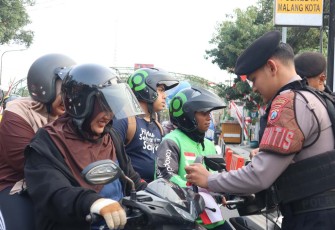 Pemberian bendera merah putih di depan mako Polresta Malang Kota, Minggu (16/8)