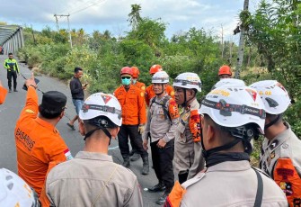 Operasi kemanuasian Brimob di lokasi gempa NTT