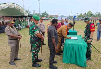 Wakil Bupati Manokwari Selatan Mezak Inyomusi bersama Dansatgas TMMD ke-130 Kodim 1808/Mansel Letkol Czi Sunandar Pairus Sudarmono menandatangani MoU di Lapangan Garuda Ransiki, Selasa (13/10)