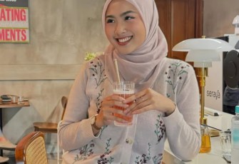 Dari Kuliah Sampai Sukses Jadi Influencer, Afina Syifa Ungkap Alasan Masih Setia Pakai Hijab Paris napocut