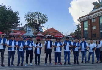 Direksi BRI Life dan Tim saat pelepasan tukik di Pantai Kuta Bali
