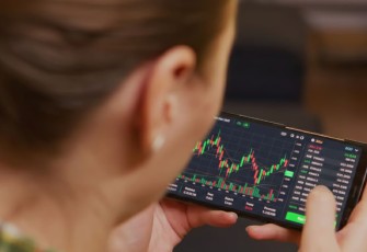 Harga Emas (XAU/USD) 16 Februari 2026 Stabil di $4.993, Pasar Tunggu Sinyal The Fed