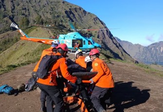 Helikopter FINNS Search & Rescue berhasil evakuasi wisatawan terluka dari Gunung Rinjani