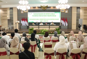 Sekretaris Utama BNPB memberikan arahan sekaligus melepas mahasiswa Universitas Andalas sebagai tim verifikasi pendataan rumah terdampak bencana di ruang auditorium Istana Gubernur Sumatera Barat, Jumat (2/1)