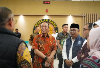 Wakapolri Komjen Dedi Prasetyo saat meninjau pelaksanaan seleksi masuk SMA Kemala Taruna Bhayangkara di Jakarta, Sabtu (10/1)