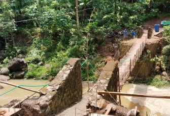 Pembangunan jembatan gantung perintis di wilayah desa binaan 