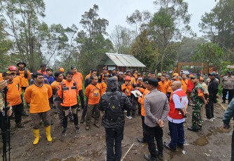 Ratusan personel tim SAR gabungan dikerahkan untuk melacak keberadaan Yasid Ahmad Firdaus (26), pendaki asal Colomadu yang hilang di Bukit Mongkrang