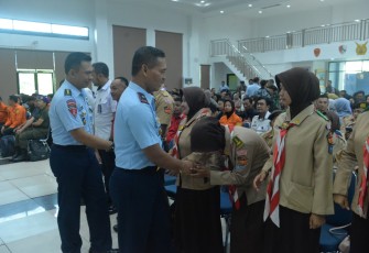 Danlanud Supadio Marsekal Pertama TNI Sidik Setiyono menyalami peserta sosialisasi komcad matra Udara, Kamis (22/1)