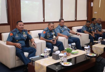 Wadan Kodaeral V Brigjen TNI Mar Suwandi (kiri) saat menerima kunjungan kerja Tim Wasrik BPK RI, di Surabaya, Senin (2/2)