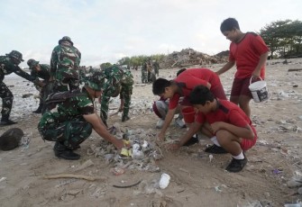 TNI Bergerak Serentak Bersihkan Lingkungan
