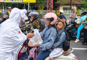 Satuan Lalu Lintas (Satlantas) Polres Blitar Kota Polda Jatim menggelar sosialisasi dan edukasi Operasi Keselamatan Semeru 2026 dengan cara unik dan humanis