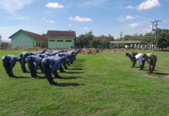 Babinsa Tulungrejo Tanamkan Disiplin dan Tanggung Jawab