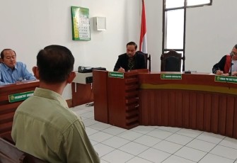 Sidang praperadilan saksi Mikhael Markus memberikan keterangan di PN Surabaya 