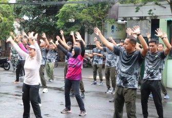 Anggota jajaran Kodim 0807/Tulungagung bersama anggota Persit KCK Cabang XXI Dim 0807 Dim 0807 Koorcab Rem 081 PD V/Brawijaya melaksanakan kegiatan jalan sehat dan senam bersama, Jumat (13/02/2026)