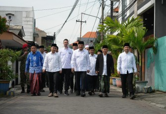 Menko Polkam Jenderal TNI (Purn) Djamari Chaniago bersama tokoh agama di Surabaya, Sabtu (14/2)