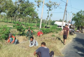 Gotong royong bersihkan lingkungan bersama warga desa binaan 