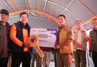 Kepala BNPB Letjen TNI Dr. Suharyanto S.Sos., M.M., (rompi cokelat) menyerahkan huntara Kampung Serempah, Kecamatan Ketol, Kabupaten Aceh Tengah, Provinsi Aceh, Sabtu (14/2)