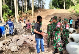 Pembangunan jalan penghubung desa sepanjang 1.300 meter dengan lebar 6 meter.