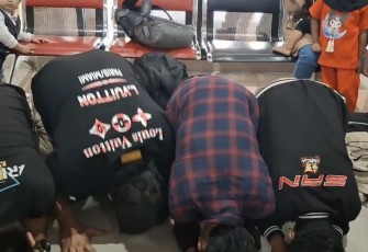 Empat Korban TPPO Sujud Syukur Saat Tiba di Bandara Fatmawati Soekarno /Foto : MC 
