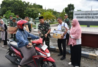 Dandim 0802/Ponorogo Letkol Arh Farauk Saputra membagikan takjil gratis 