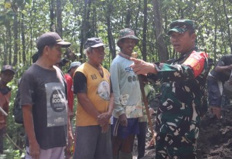 Danrem 071 Wijayakusuma Kolonel Inf Lukman Hakim saat memberikan arahan di lokasi TMMD Kodim Brebes
