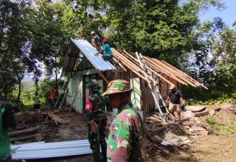 TNI dan Warga Banjarsari Kulon Bedah Rumah Ibu Sumarlih