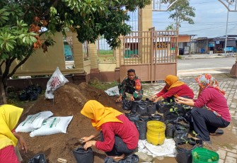 Babinsa Buduran Gandeng PKK Tanam Sayuran di Sekitar Kantor Desa