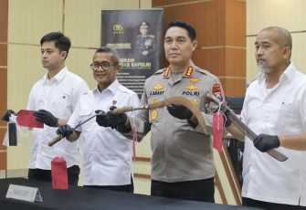 Kabid Humas Polda Jatim Kombes Pol Jules Abraham Abast saat konferensi pers di Surabaya, Rabu (4/3)