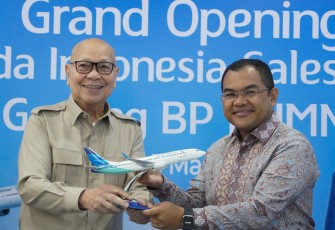 Dirut Garuda Indonesia Glenny Kairupan memberikan cenderamata, Kamis (5/3)