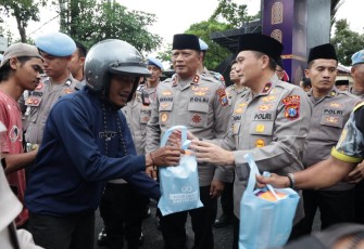 Kapolda Jatim Irjen Pol Nanang Avianto bersama Wakapolda Brigjen Pol Pasma Royce membagikan takjil gratis, Kamis (5/3)